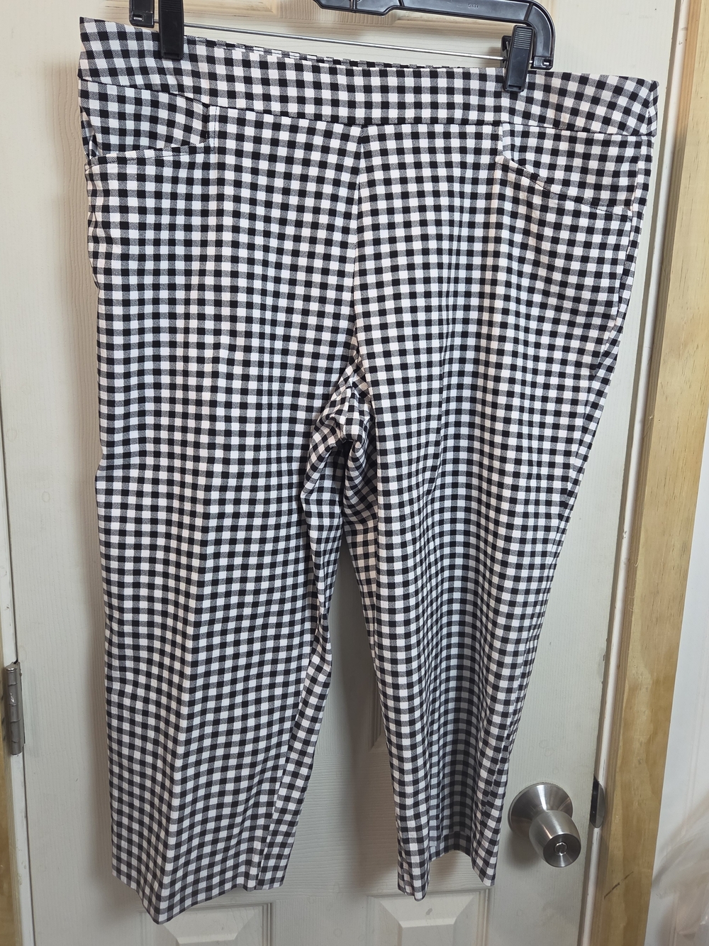 Time and Tru Black and White Gingham Pull-On Capris